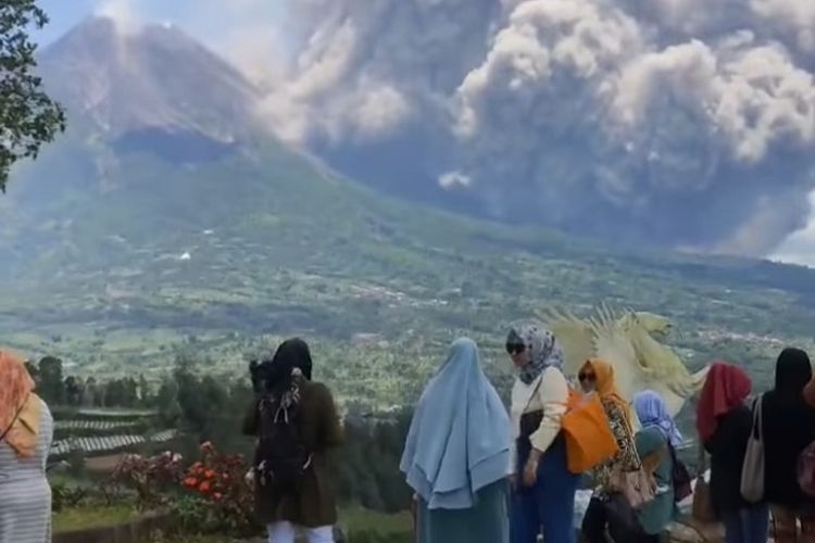 Kejadian Erupsi Gunung Merapi Tak Hentikan Minat Pengunjung Wisata di Magelang