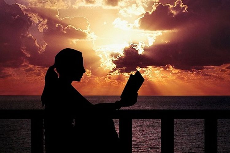 Sajak Purnama Pelipur Senja