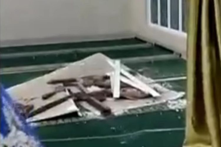 Ledakan Kilang Minyak Pertamina di Dumai Riau Membuat Atap Sebuah Masjid Jadi Ambrol