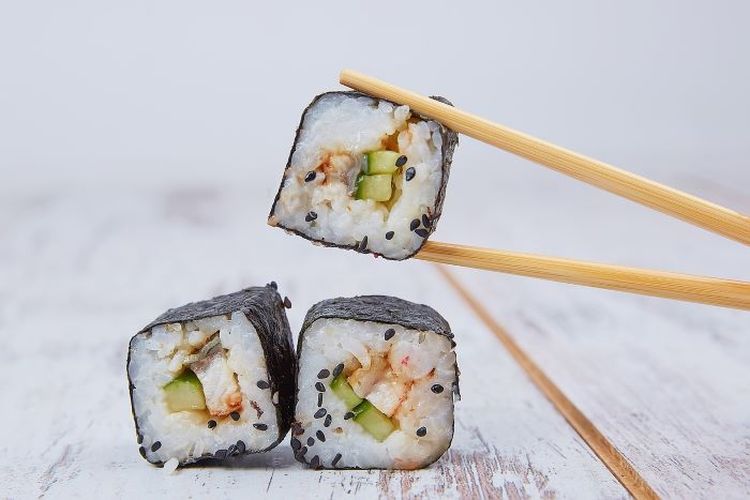 Bikin Gregetan, Konsumen Ini Kena Semprot Gara-gara Makan Sushi Pakai Tangan