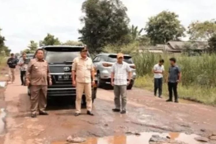 Prank Ala Presiden Jokowi Buat Gubernur Lampung Arinal Djunaidi Kelabakan Benahi Jalan Rusak