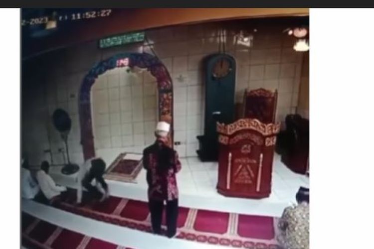Bak Opening Film Mr. Bean, Pria Ini Tiba-Tiba Jatuh dari Atap Masjid dan Kagetkan Jamaah Lain
