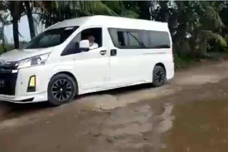 Nasib Pak Bas dan Erick Thohir Lebih Apes Ketimbang Presiden Jokowi saat Lintasi Jalanan Rusak di Lampung