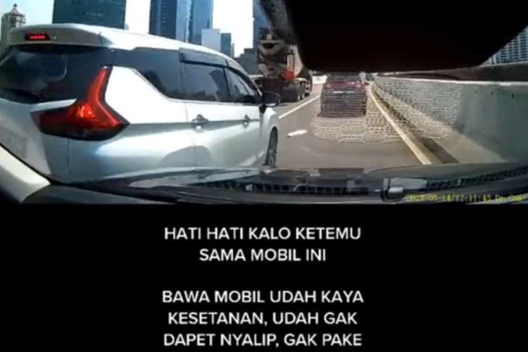 Dashcam Ini Rekam Pengendara Mobil yang Kesetanan saat di Jalanan
