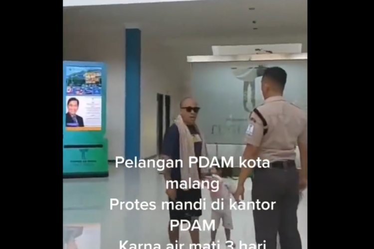 Kocak! Bapak Ini Nekat Bawa Tiga Anak Numpang Mandi di Kantor PDAM Kota Malang