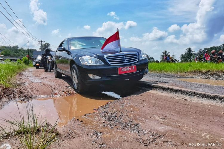 Ampun Deh! Mobil Mercy Presiden Jokowi Sampai Nyangkut saat Melewati Jalanan Rusak di Lampung