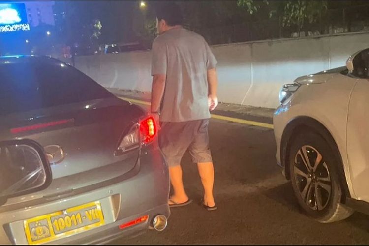 Aksi Koboi Pria Tenteng Pistol dan Pukul Pengendara di Jalan Tol, Pelat Nomor Polri Terekam Kamera