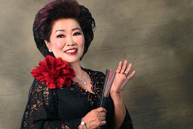 VIRAL! Reaksi Juragan Sambal Legendaris Bu Rudy Pertama Kali Makan Es Krim di IKEA