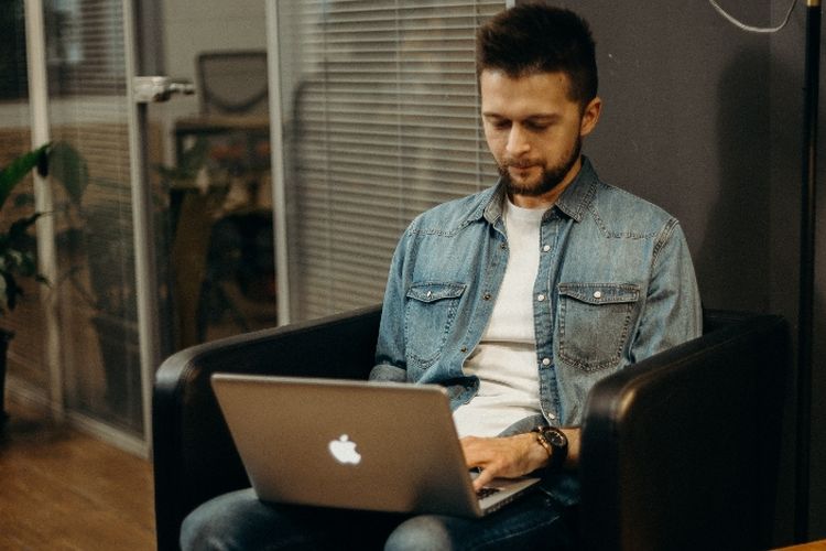 Jangan Sekali-kali Memangku Laptop di Paha atu Penyakit Berbahaya Ini Akan Mengintai