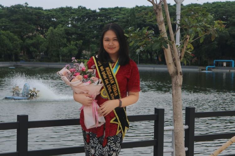 Jadi Wisudawan Terbaik Lulusan UNAIR, Maria Apriliani Sandang Gelar Doktor Termuda di Indonesia