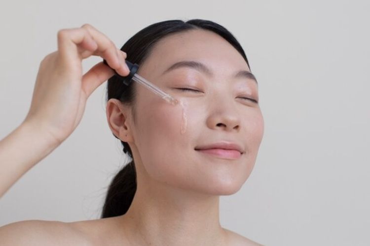 Terbukti Wajah Glowing ala Artis Korea dengan Baby Oil dan Air Mawar, Nggak percaya? Begini Caranya