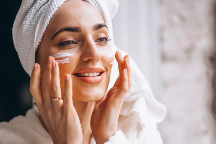 Pakai Sunscreen Ternyata Buat Wajah Kusam Dan Berjerawat Lho! Ini Penyebabnya