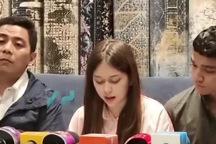 Aksi Fadly Faisal Tuai Sorotan Usai Temani Rebbeca Klopper Klarifikasi, Adakah Rahasia Penting yang Dipendam?