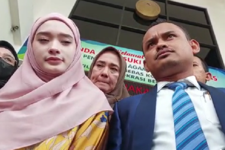 Sidang Mediasi Virgoun dan Inara Rusli, Keduanya Terlihat Tenang Bahkan Cium Tangan Sang Suami