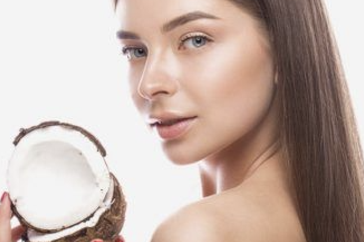 Ajaib!! Hanya Menggunakan Masker Santan Rambut Dapat Hitam Berkilau, Begini Racikannya