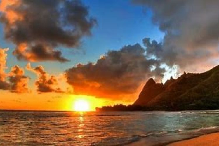 Fenomena Matahari Terbit dan Bulan Tenggelam Bersamaan Di Indonesia, Kok Bisa?