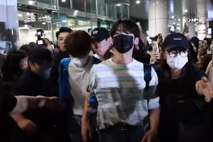 ZEROBASEONE Diikuti Sasaeng Mulai dari Pulau Jeju Hingga Bandara, Paspor Anggota Sampai Jatuh!