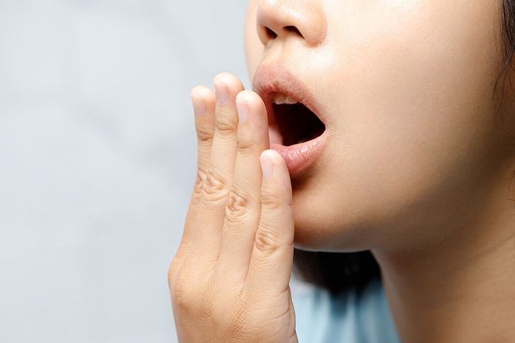 Tidak Percaya Diri Karena Bau Mulut, Begini Cara Mengatasinya Cukup dengan Gunakan Bahan Alami