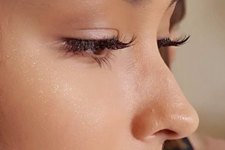 Hanya Menggunakan Minyak Ini Dapat Menyuburkan Bulu Mata dan Alis, Berikut Cara Penggunaannya!!!