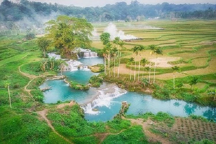 Bak Foto di Kalender, Air Terjun Ini Unik Karena Berada di Tengah Sawah Bagaikan Surga Dunia