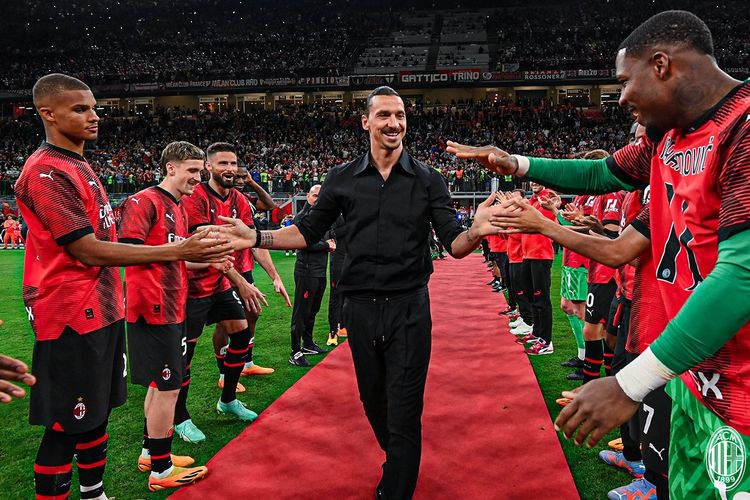 Zlatan Ibrahimovic Resmi Umumkan Pensiun, Tangis Haru Menyelimuti Perpisahannya di Depan Publik San Siro