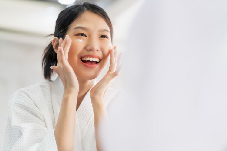 Pemakaian Milk Cleanser Seperti Ini Ternyata Malah Bikin Wajah Keriput dan Terlihat Tua Lho!