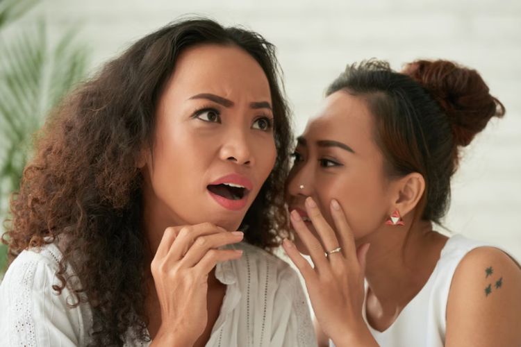 Ternyata Ini Alasan Wanita Suka Bergosip dan Lakukan Ini Untuk Menghilangkan Kebiasaan Bergosip