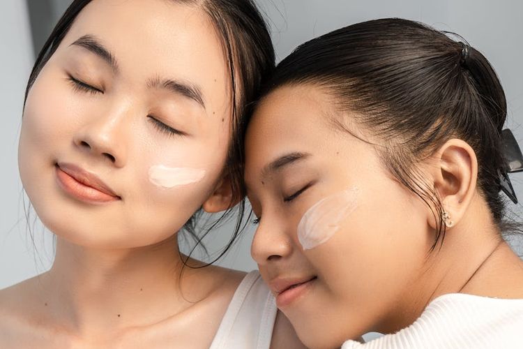 Begini Cara Memakai Skincare Siang dan Malam yang Benar
