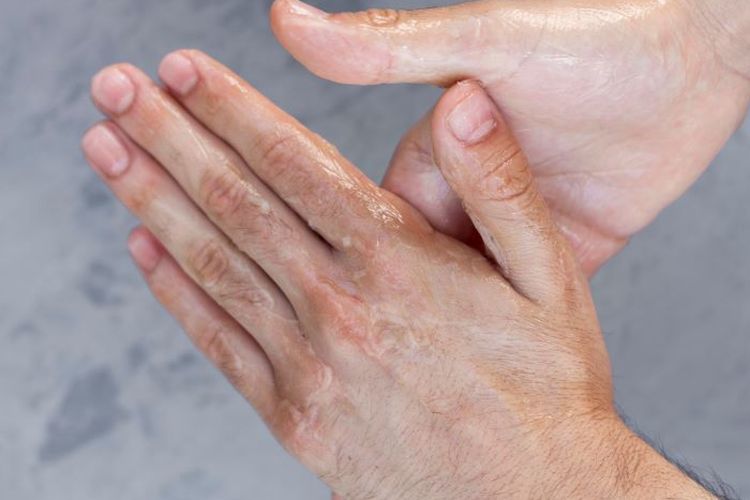 Tahukah Kamu, Santan Ternyata Ampuh Atasi Tangan Belang Akibat Aktivitas Luar Ruangan, Berikut Caranya