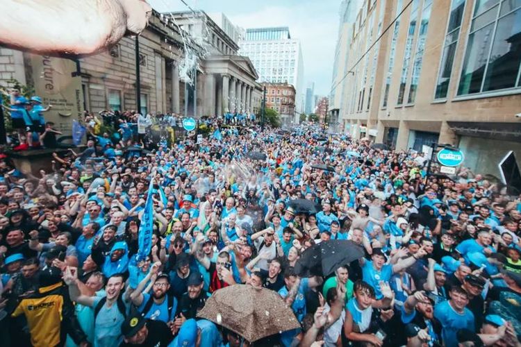 Parade Juara Manchester City Dihiasi Hujan dan Petir, Ribuan Fans Tetap Ramai Bak Lautan Biru!