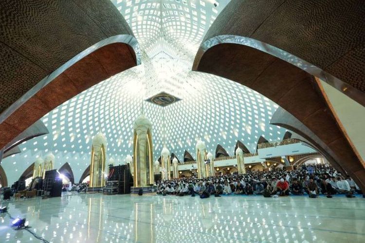 Masjid Terluas di Indonesia Ini Jaraknya 17,7 Km dari Alun-alun Bandung, Lebih Luas dari Burj Khalifa Dubai!