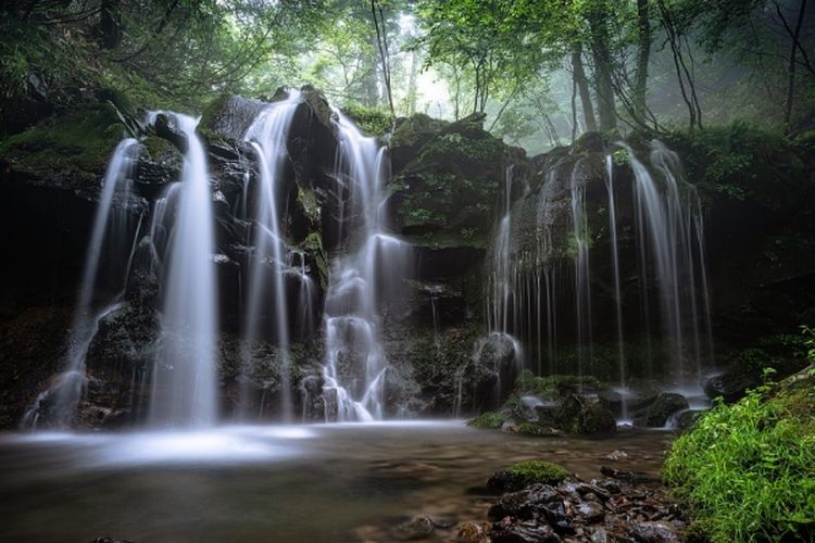 Air Terjun di Sulawesi Selatan Ini Memiliki Air Berwarna Biru Kehijauan dan Pemandangan yang Fantastis!