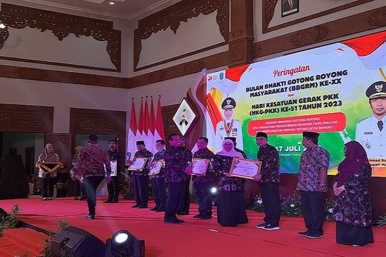Pada Acara Bulan Bhakti Gotong Royong Masyarakat, Surabaya Meraih Predikat Kelurahan Terbaik Di Jawa Timur