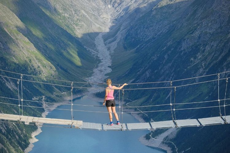 300 Meter Diatas Jurang, Jembatan Gantung Terpanjang di Jawa Timur Ini Hanya Berjarak 2 Jam dari Surabaya!