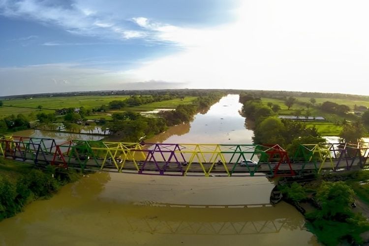 Jadi Jalan Alternatif ke Jakarta, Jembatan Unik di Banten Ini Punya Tiang Warna-warni Mirip Sedotan