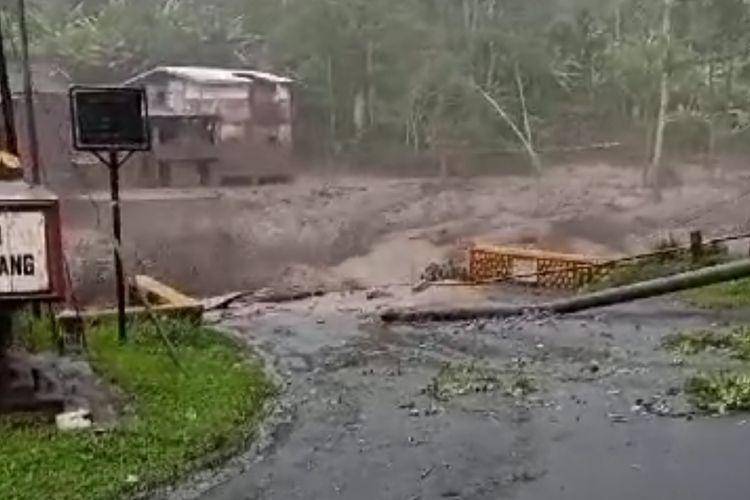 Banjir Lahar Dingin Semeru Bikin Warga Panik, Jembatan Penghubung Malang-Lumajang Putus