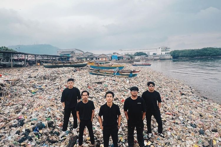 Pandawara Group Bersama 3.700 Warga Lampung Bersihkan Pantai Terkotor ke Dua di Indonesia.