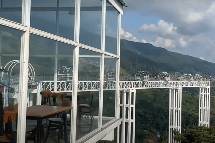 Dijuluki Jembatan Kaca Terpanjang se-Jawa Tengah, Kemuning Sky Hills Jadi Top Destinasi di Kota Karanganyar