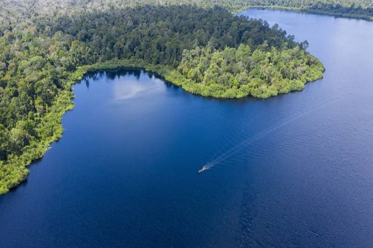 Naiki 100 Anak Tangga: Nikmati Danau Limboto dari Ketinggian dengan Wisata Religi di Masjid Gorontalo Ini