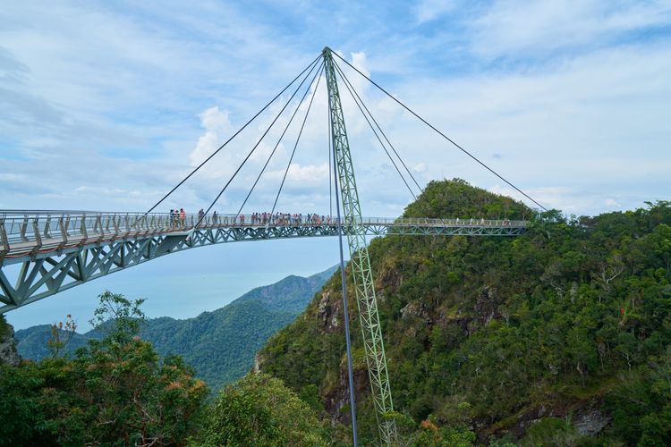 Ikon Baru di Jawa Timur, Jembatan Kaca Seruni Point Bromo Sajikan Panorama 3 Gunung, Berani Coba?