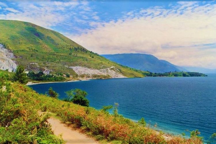 Tak Perlu Jauh-jauh ke Australia, Sumatera Barat Juga Punya Lho Danau Biru Gambier Ala Indonesia!