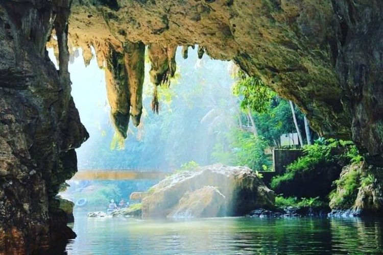 Ditemukan oleh Seorang Haji, Gua di Kalimantan Timur Ini Punya Air Biru yang Bikin Merinding, Berani Coba?