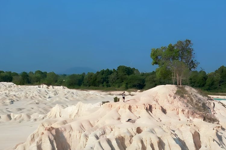 Berasa di Timur Tengah! Kepulauan Riau Punya Wisata Gurun Pasir Mirip Arab Versi Punya Telaga!