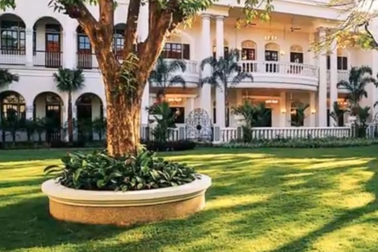 Berusia 113 Tahun, Kota Surabaya Punya Hotel Tertua di Indonesia, Cuma Selangkah dari Mall Tunjungan Plaza!