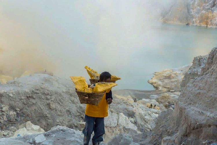 Cuma Dibayar Rp 1.250,  Aktivitas Pertambangan Belerang di Gunung Jawa Timur Ini Jadi Pekerjaan Berbahaya?