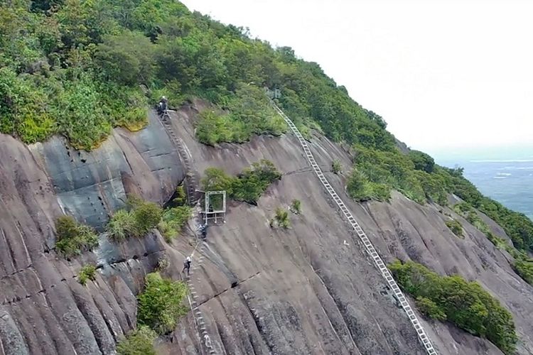 Dikira Sisa Meteor, Batu Monolit Terbesar Sedunia di Kalimantan Barat Ini Miliki Legenda yang Menarik