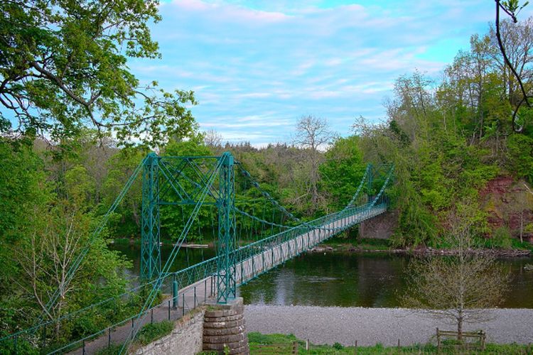 Dongkrak Wisata Danau Tangkas, Jembatan Gantung Termegah di Jambi Ini Suguhkan Panorama Seluas 250 ha