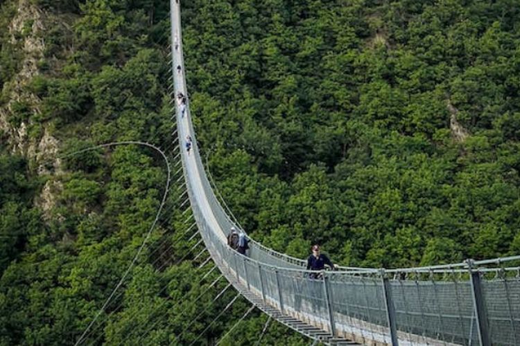 Melengkung Bak Ular, Jembatan Gantung di Sumatera Selatan Ini Sudah Menggantung Selama 60 Tahun?