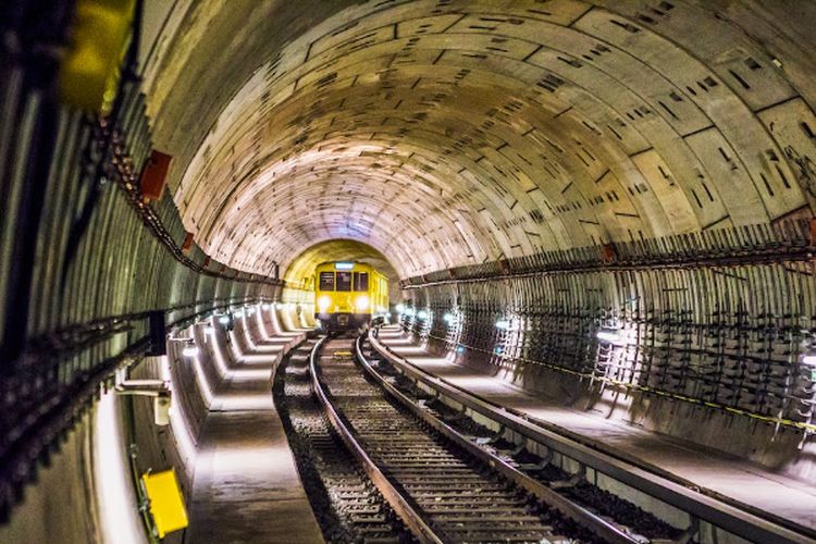 Panjangnya Hampir 700 Meter, Terowongan Kereta Api Terpanjang di Jawa Timur Ini Membelah Gunung di Jember