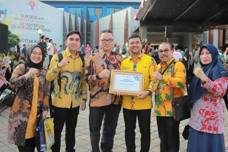 Gubernur Riau Drs. Haji Syamsuar, M.Si Raih Penghargaan Rencana Aksi Daerah (RAD) dari Kemenpora